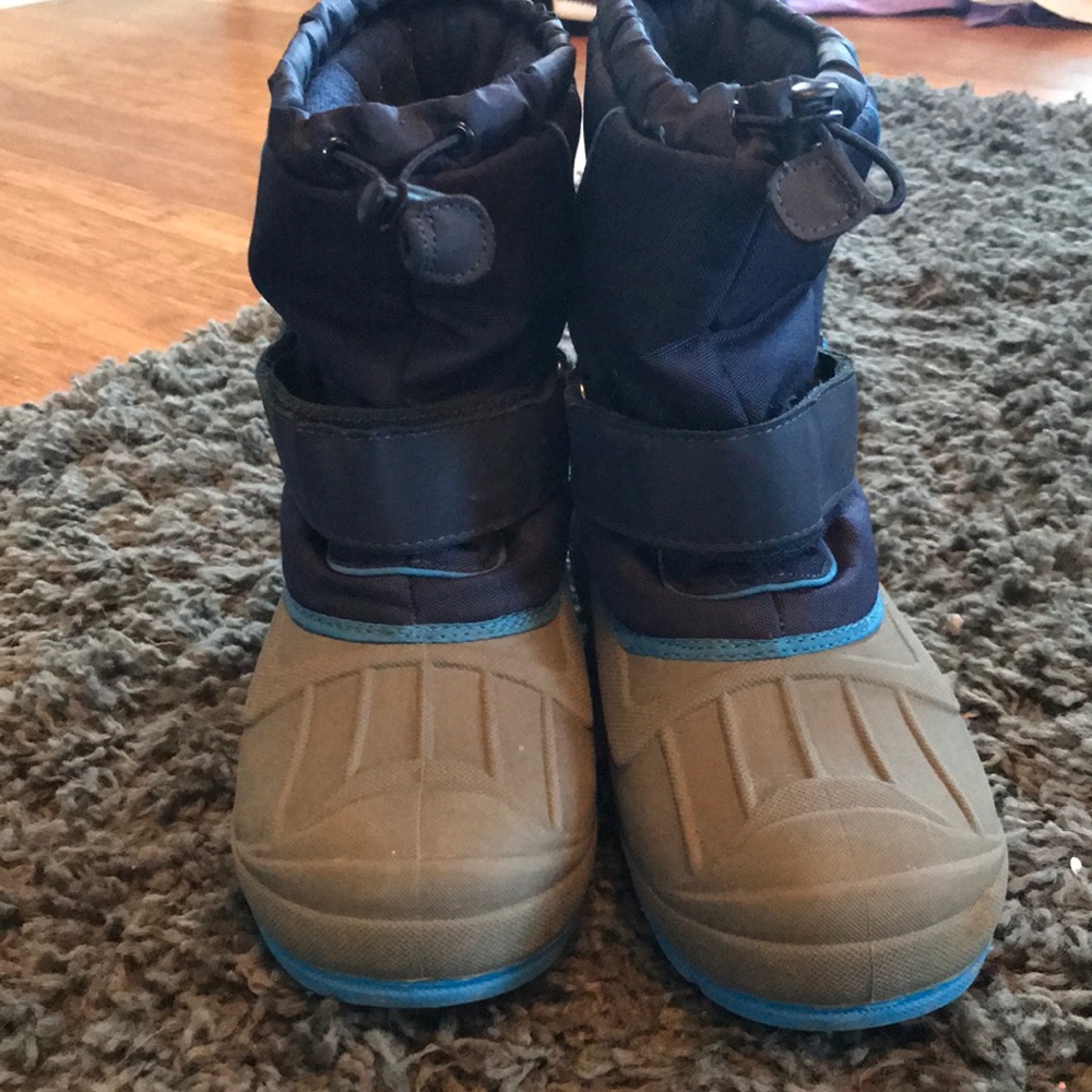 Boys snow boots size 4